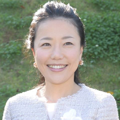 都築 明寿香氏